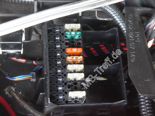 Anleitungen | Mercedes CLK-Klasse (c208) | Steckdose 12V im Kofferraum: Bild 21