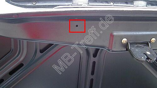 Anleitungen | Mercedes SLK-Klasse (r170) | 2. Griff im Kofferraumdeckel: Bild 3