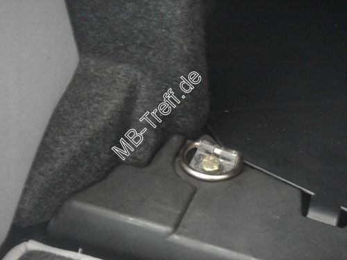 Anleitungen | Mercedes CLK-Klasse (c208) | Steckdose 12V im Kofferraum: Bild 3
