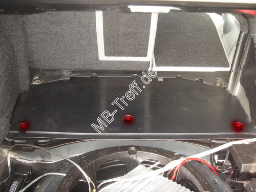 Anleitungen | Mercedes CLK-Klasse (c208) | Steckdose 12V im Kofferraum: Bild 12
