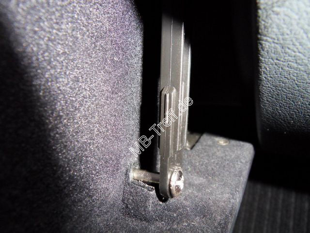 Tipps-tricks | Mercedes SLK-Klasse (r170) | Dämpferbefestigung des Handschuhfachdeckels reparieren: Bild 1