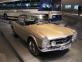 Kleines Treffen am Mercedes-Museum - E 230