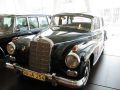 Kleines Treffen am Mercedes-Museum - E 230